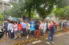 Người dân xếp hàng từ 5h sáng lấy số làm thủ tục đất đai