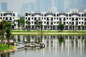 出售 LAKE VIEW CITY 的 5 卧室别墅，土地面积 160m2，宽度 8 米， 长 20 米，无家具，朝看湖景，凉爽的风景